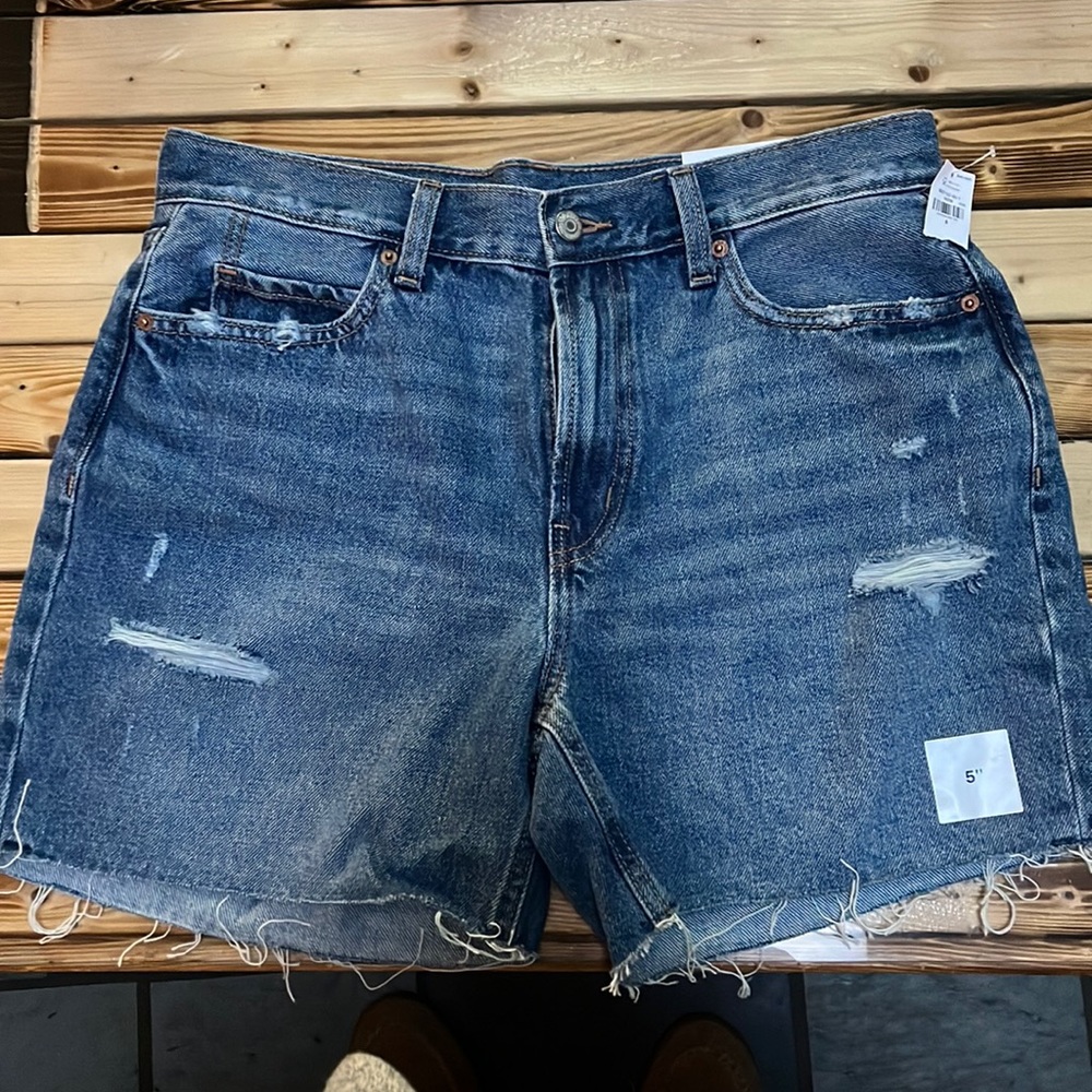 Old Navy 5” length jean shorts. New condition with tags. Womens size 8.